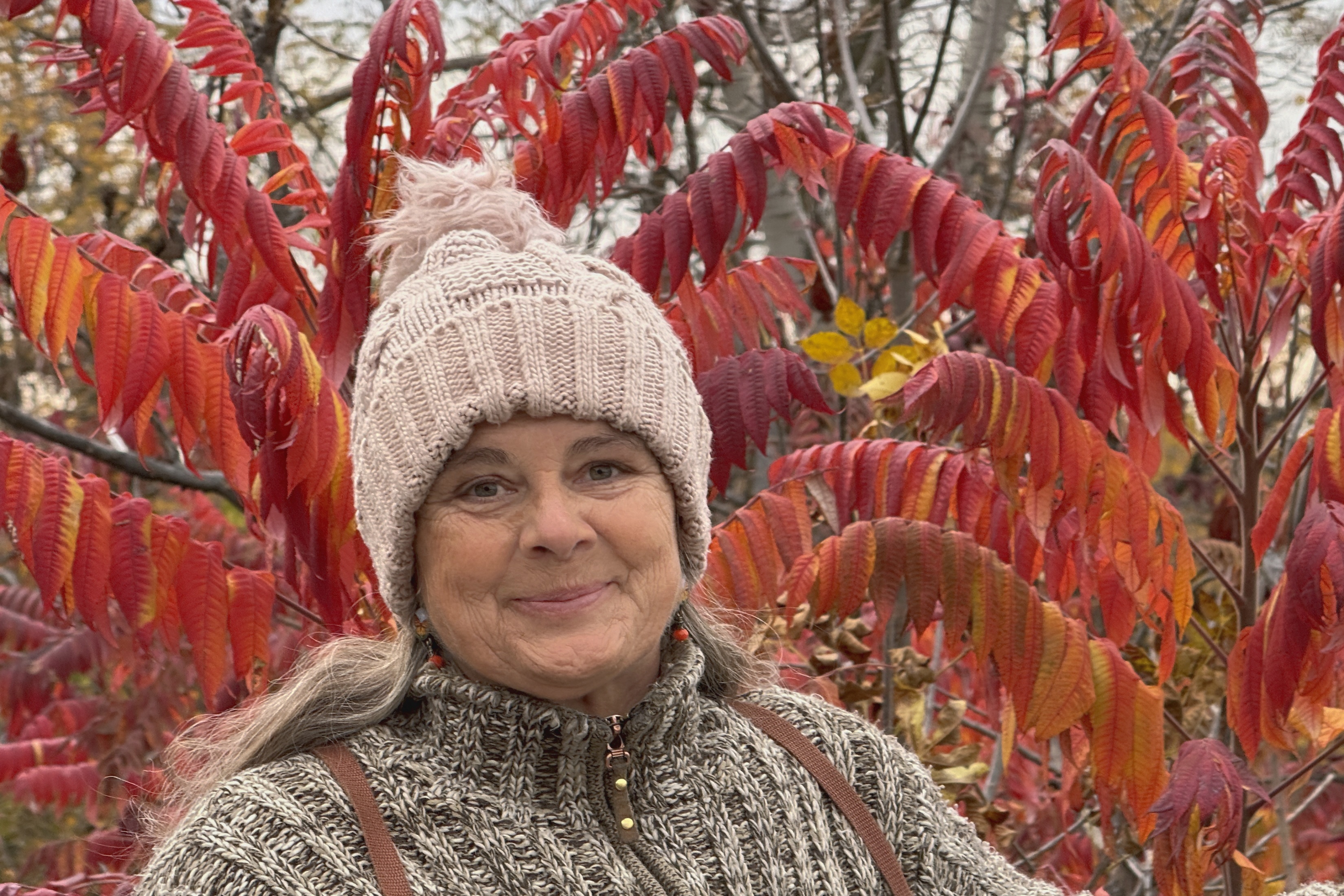 Isabelle devant les feuilles rouges de l'automne